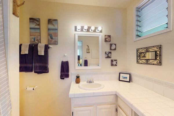Master en-suite bathroom with walk-in shower.