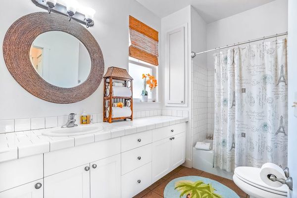 Bright Guest Bathroom with Modern Finishes