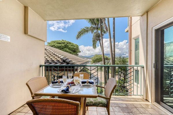 Private Covered Lanai with Outdoor Dining & Tropical Views