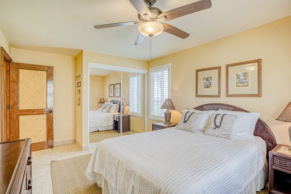 Comfortable Bedroom With Warm Tropical Style