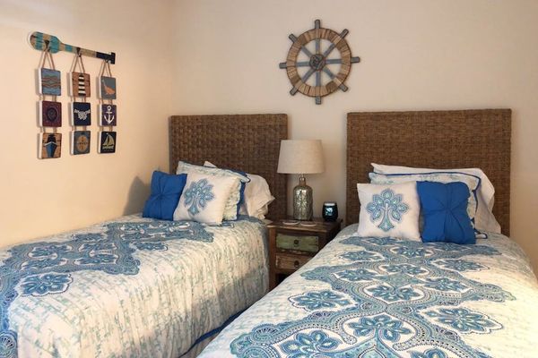 Cozy Twin Bedroom For Family Stays