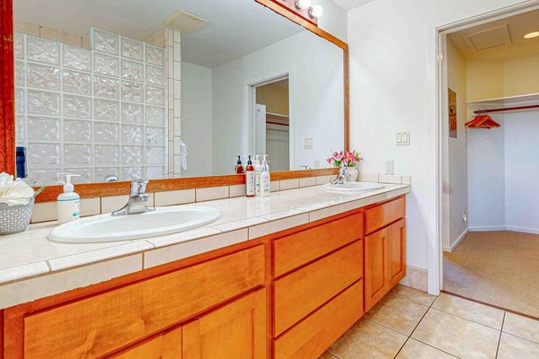 Refresh in the Spacious Full Bathroom