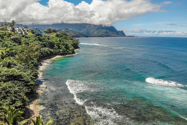 Dramatic coastline views of Kauai