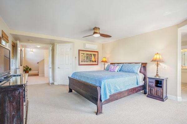 Main floor spacious master bedroom with king bed, en suite, flat screen tv and private lanai access.