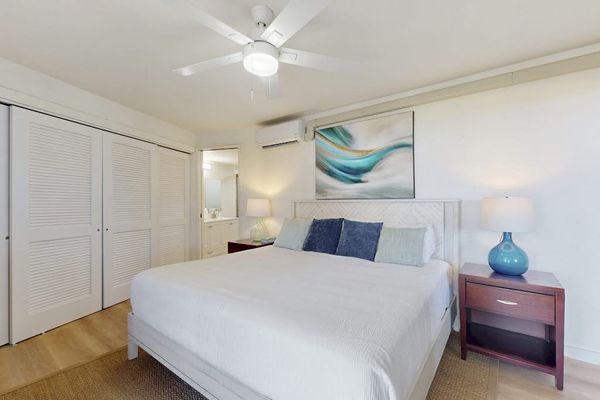 Restful King Sanctuary Drenched In Calm Coastal Tones