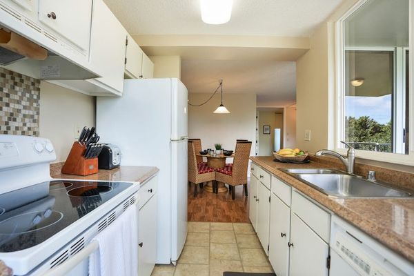 Fully Equipped Kitchen With Dining Nook