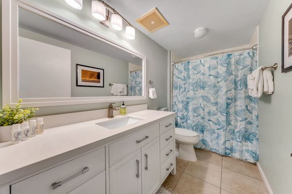 Bright Full Bathroom with Modern Finishes