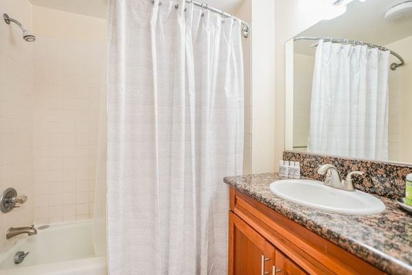 Freshen up comfortably in this clean and convenient full bathroom