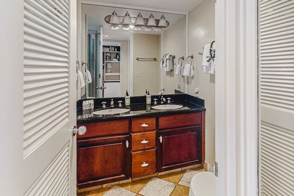 Double vanity with large mirror