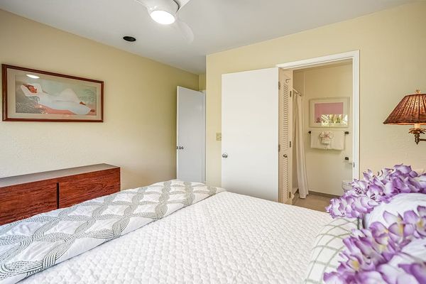 Spacious Bedroom With Relaxing Island Comfort
