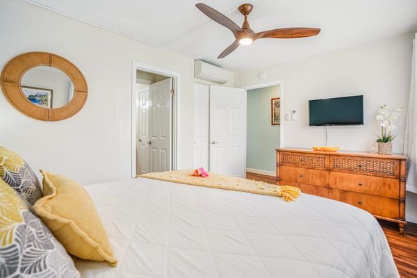 Cozy Bedroom With Sunny Island Details