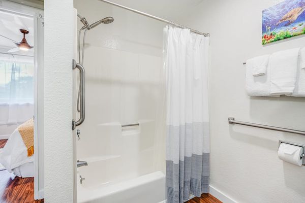 Fresh And Inviting Full Bathroom