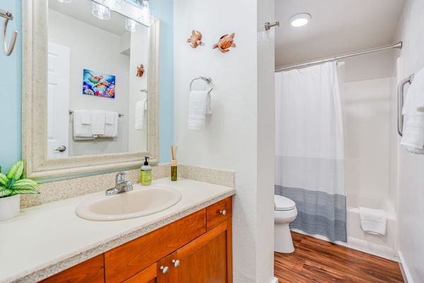 Bright Bathroom With Tropical Details