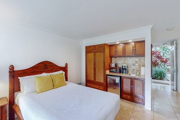 Studio Comfort With Kitchenette Convenience