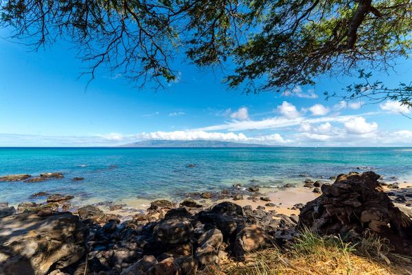 Scenic rocky beach nearby, perfect for a relaxing morning walk by the ocean.