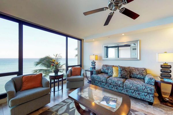 Bright Living With Panoramic Ocean Views