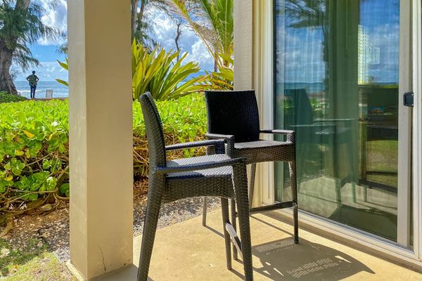 Private lanai with outdoor seating