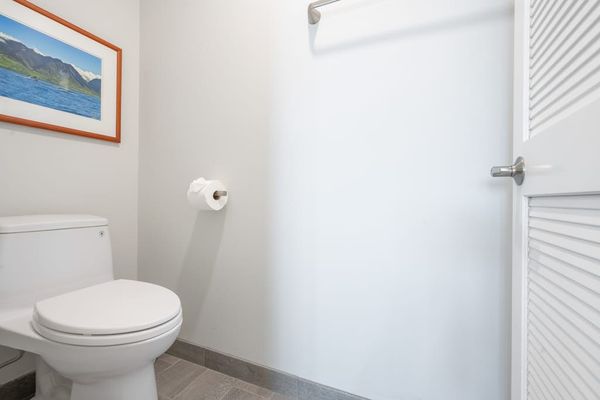 Convenient bathroom with a clean and functional layout