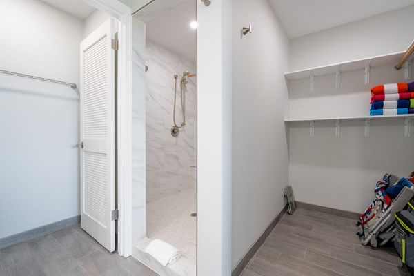 Walk-in shower with a bright and modern design