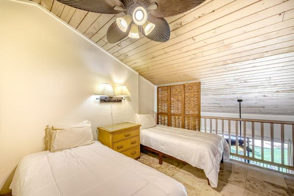 Cozy Twin Bedroom For Family Stays
