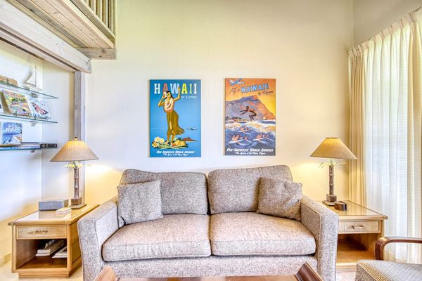 Relaxing Living Space With Tropical Touches
