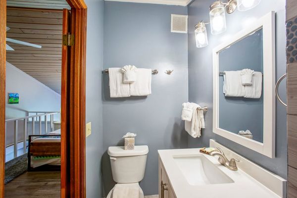 Guest bathroom in loft area