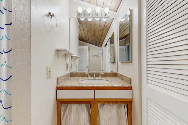 Bright & Serene Full Bathroom Retreat