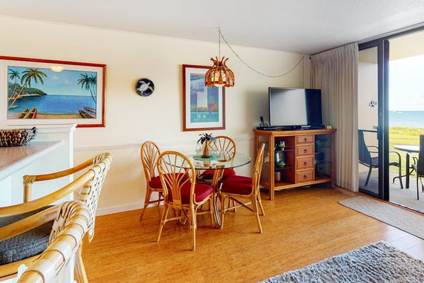 Dining room with seating for four and views of the Pacific Ocean.