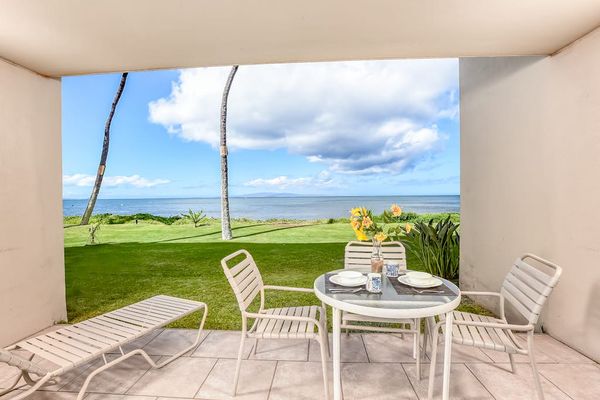 Oceanfront lanai perfect for outdoor dining