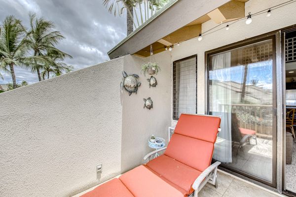 Private lanai with comfortable lounge seating