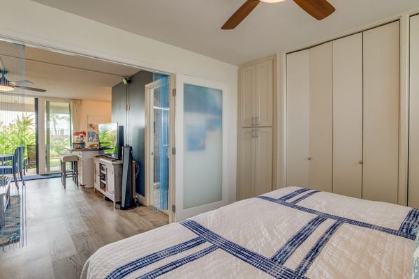 Spacious Bedroom With Relaxing Island Vibes