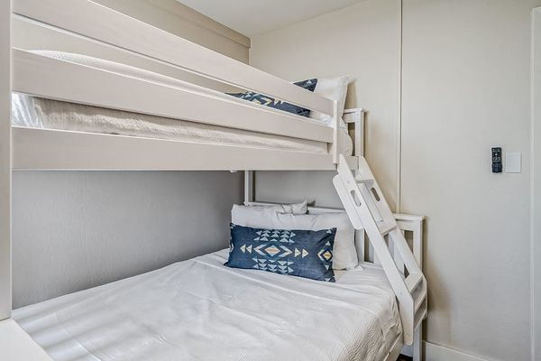 Cozy Bunk Bedroom For Extra Guests
