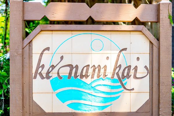 A charming sign welcoming you to paradise