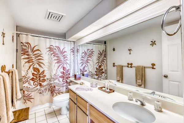 Bright details bring warmth to this inviting bathroom