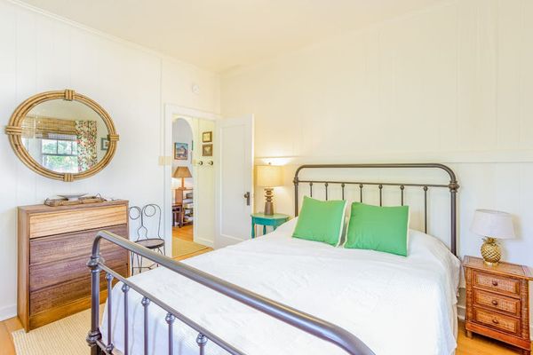 Relax and recharge with the cozy comfort of this inviting queen bed