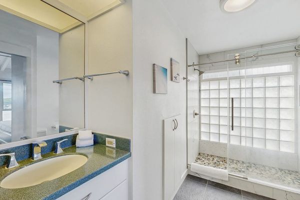Refresh and unwind in this clean, comfortable full bathroom.