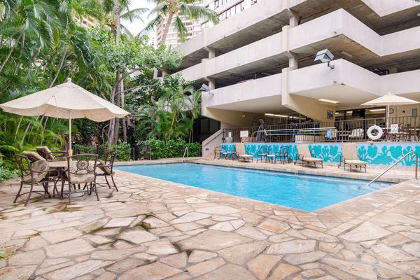 Shared pool for refreshing afternoons