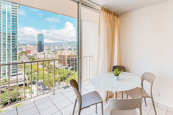 Dine together with sunshine and sweeping views