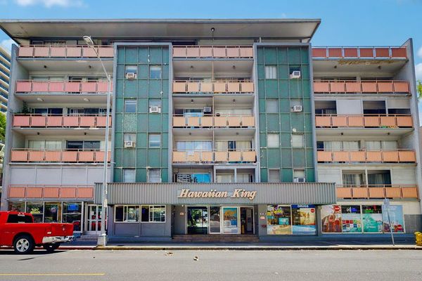Get familiar with the building’s front entrance and enjoy a smooth arrival experience.