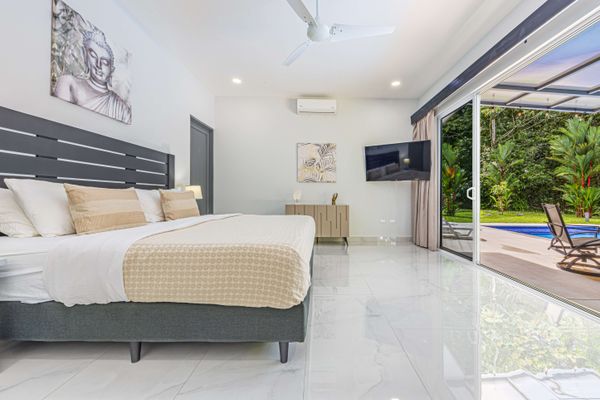 Master bedroom with A/C, SmartTV, en suite bathroom and access to the pool and patio