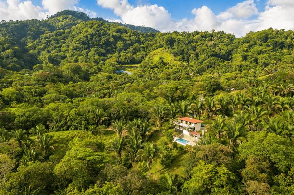 Close to the beaches but Privacy in the jungles of Uvita.