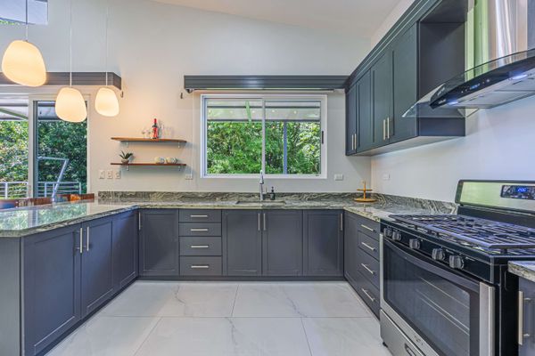 An elegant kitchen with contemporary finishes, designed for both style and function.