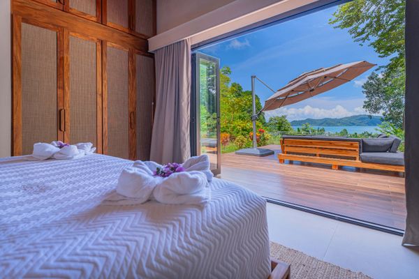 The bedroom has amazing ocean views, access to the patio and private pool, A/C, SmartTV and en suite full bathroom