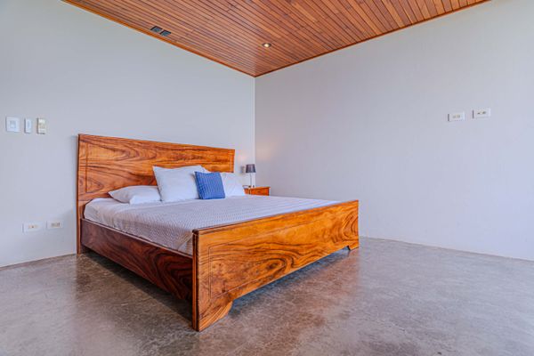 Comfortable bedroom made with natural wood , soft linens, everything you need to relax during your stay.
