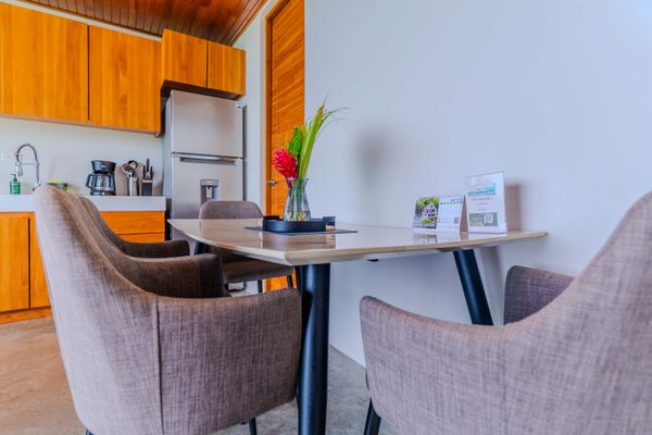 Fresh tropical flowers add a warm Costa Rican touch to the dining area.