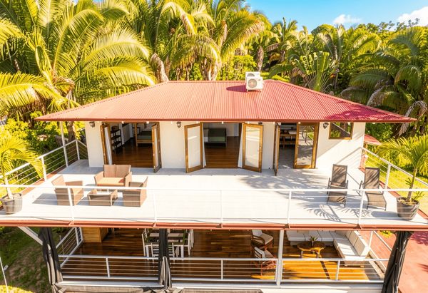 Great patio, accessible from the bedrooms, with ocean views and jungle views.