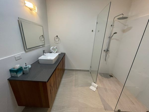 Amazing full bathroom at the owner's suite.