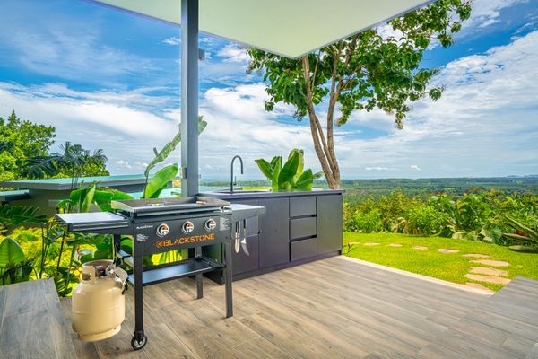 Full grill and outdoor kitchen