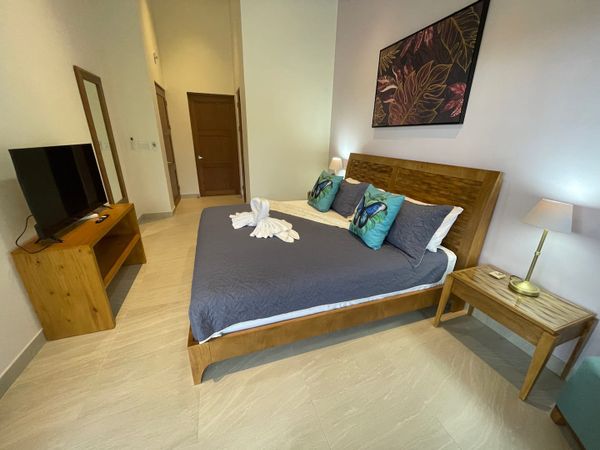Owner's suite has a closet and en-suite bathroom.