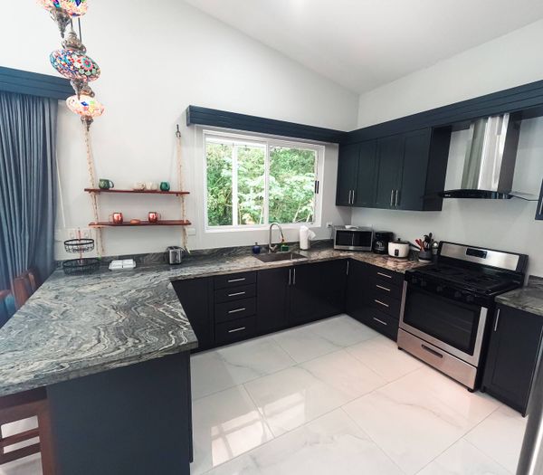 An elegant kitchen with contemporary finishes, designed for both style and function.